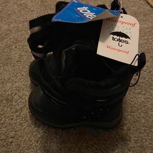 NWT totes black waterproof snow boots